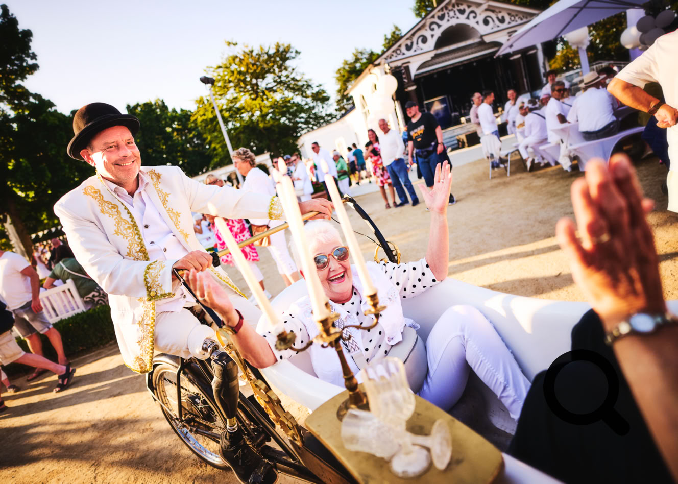 Der Badler im Ostseebad Boltenhagen 2025 - Walking Act mit LED
