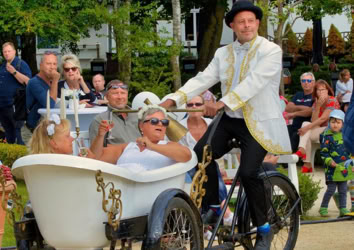 Der BAdler, Walking Act mit der fahrende Badewanne, Boltenhagen 2024
