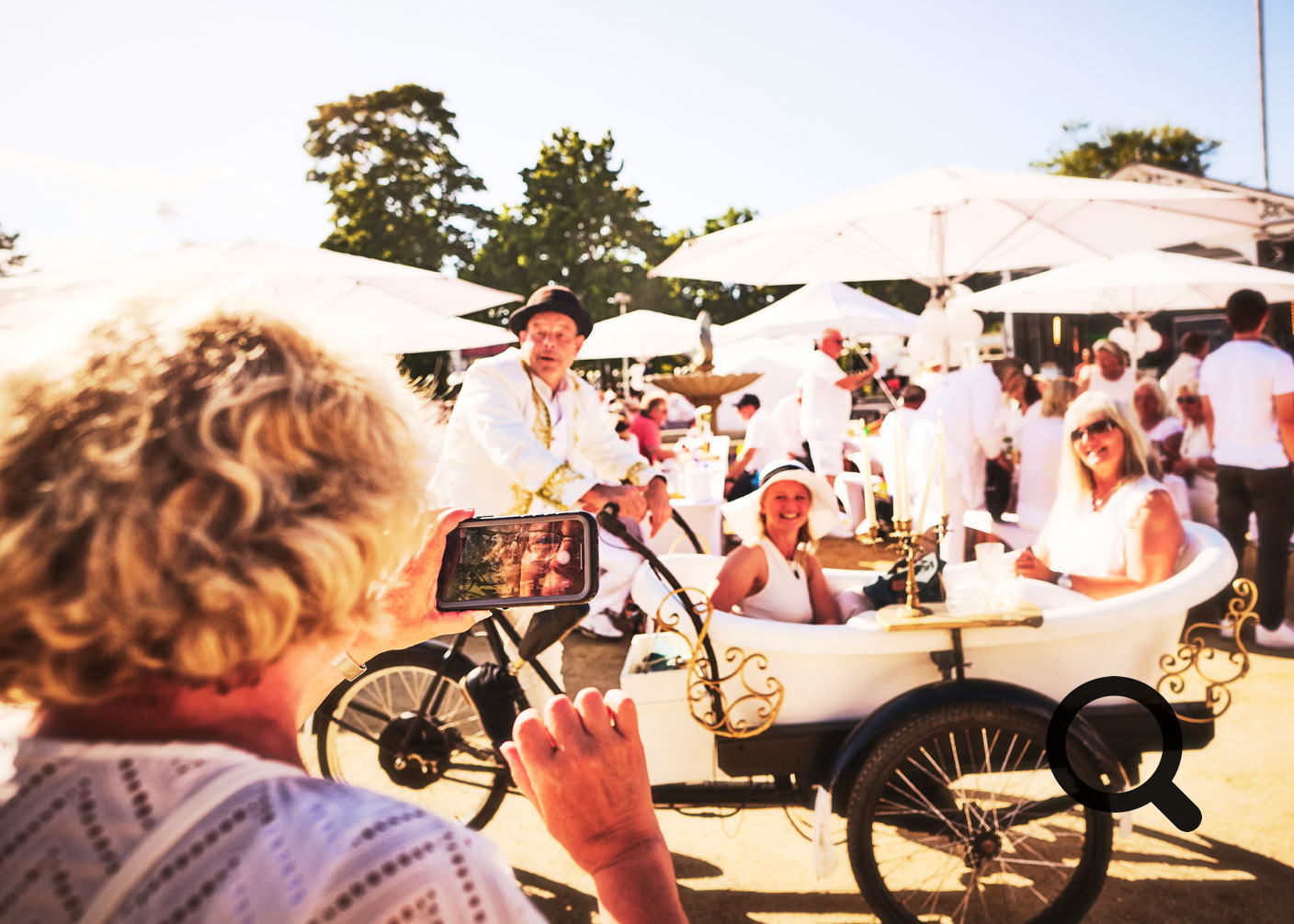 Der Badler, unglaublich oft Fotografiert ist ein herrlicher Walking Act vom Theater Liebreiz  für besondere Events. Das Badewannenrad ist ein romantisch Luxuriöses Fahrvergnügen der Besondere Art und kann auch als Hochzeitskutsche genützt werden. Walking Act, LED walking Act, Lastenrad mit Badewanne, 